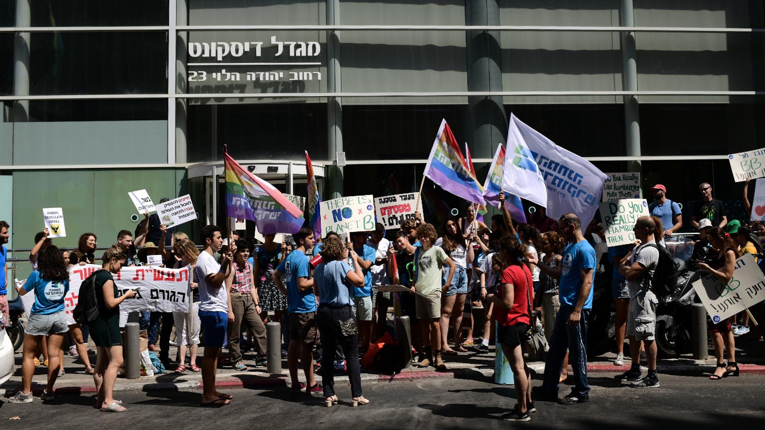 פעילים חברתיים מפגינים מול שגרירות ברזיל בתל אביב, 25 בספטמבר 2019 (צילום: תומר נויברג/פלאש90)
