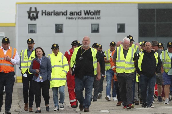 עובדי מספנת הארלנד אנד וולף, בלפסט, צפון אירלנד. (Liam McBurney/PA via AP)