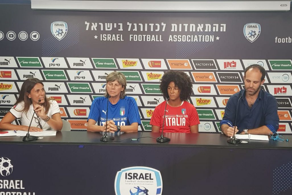 שחקניות נבחרת איטליה בכדורגל במסיבת עיתונאים לקראת המשחק מול נבחרת ישראל (ההתאחדות לכדורגל בישראל)
