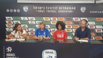 שחקניות נבחרת איטליה בכדורגל במסיבת עיתונאים לקראת המשחק מול נבחרת ישראל (ההתאחדות לכדורגל בישראל)