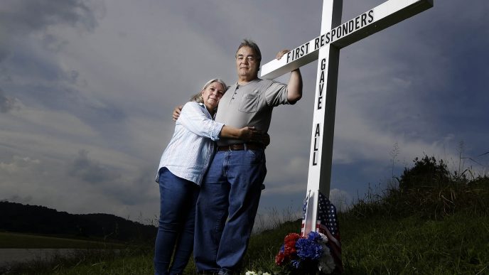 אנסול וג'ני קלארק ליד אנדרטה שהוקמה סמוך לתחנת הכח בקינגסטון טנסי. (צילום: (AP Photo/Mark Humphrey)