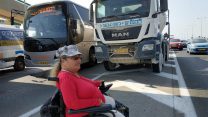 כביש 2 יקום מדרום לצפון חסום לתנועה על ידי נכים המפגינים בדרישה להעלאת קצבאות הנכות לגובה שכר המינימום, 1 בספטמבר 2019 (צילום: נאור לביא)