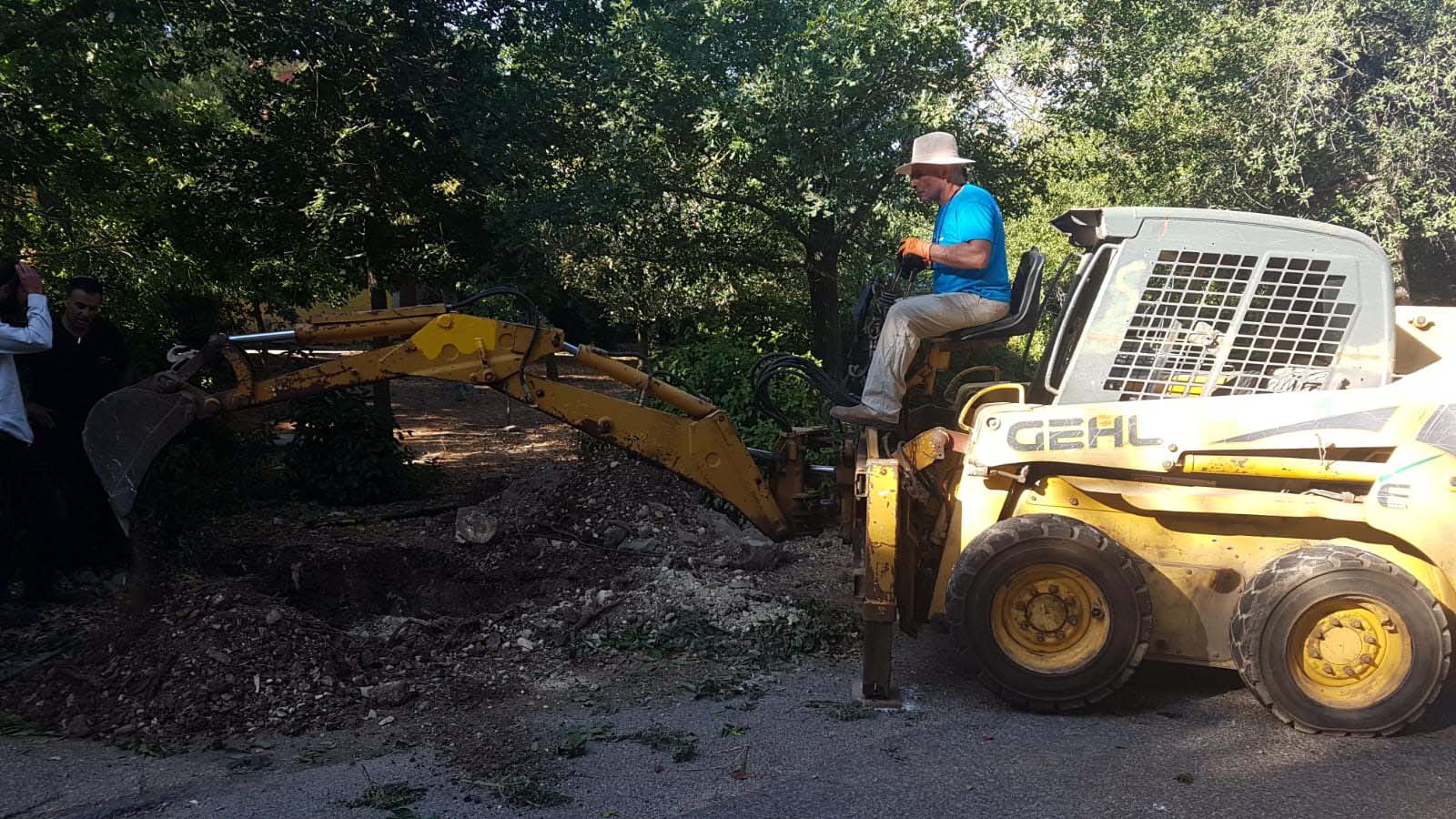 חזרה לשגרה בקיבוץ יראון: חפירת תעלה לחסימת כלי רכב באחד משבילי הקיבוץ, 2 בספטמבר 2019 (צילום: שלומי פלקס)