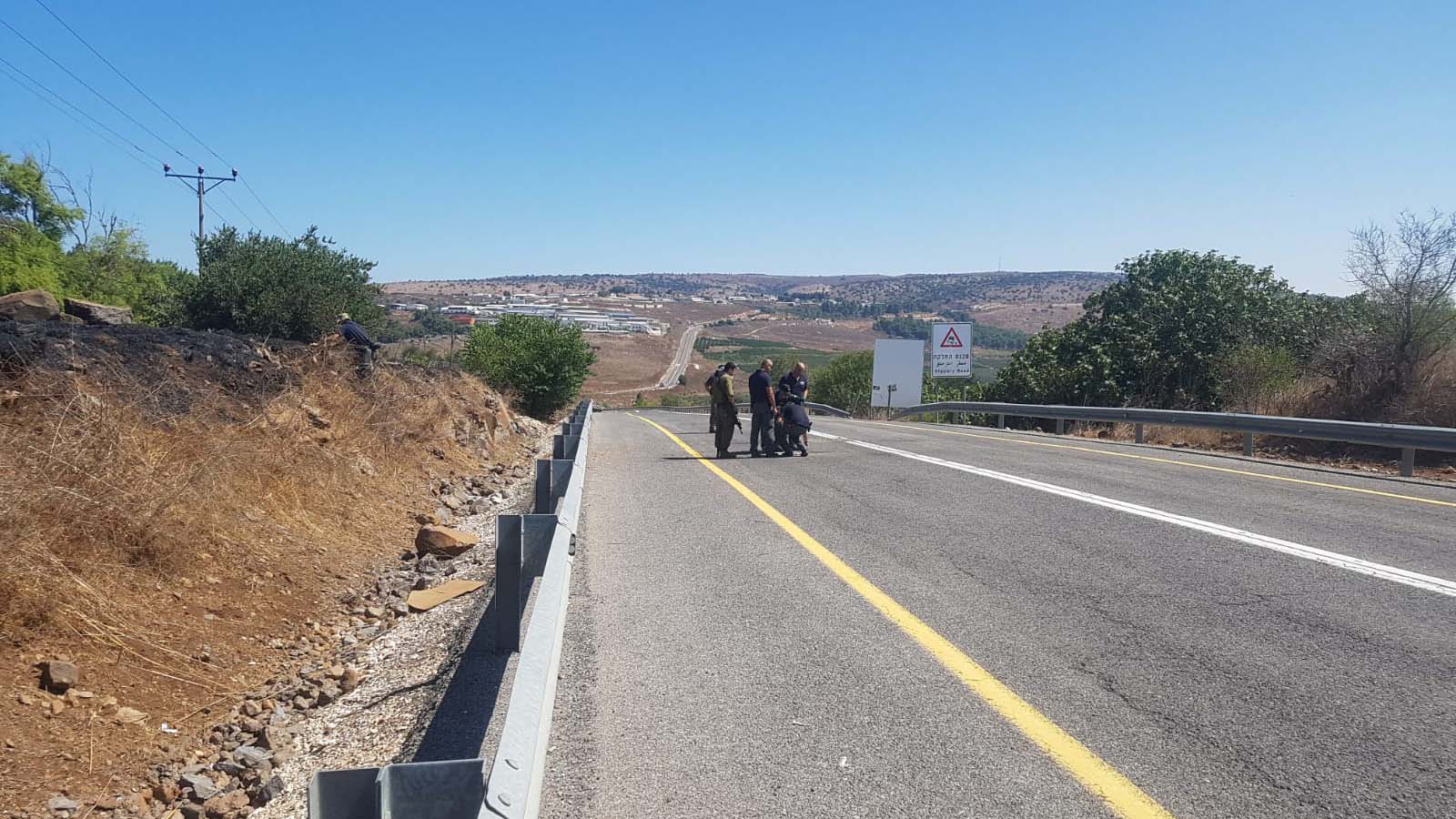 אנשי כוחות הביטחון בוחנים פגיעת טיל בסמוך לקיבוץ יראון, 2 בספטמבר 2019 (צילום: שי ניר)