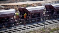 עובדי רכבת ישראל מטפלים בקרון (צילום: אבי דישי/פלאש90)