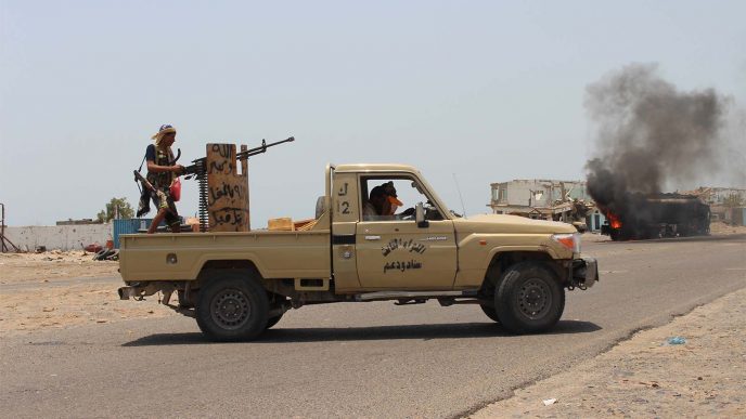 מורדים ח'ותים בתימן בודקים אתר שהופצץ על ידי חיל האוויר של איחוד האמירויות בקרבת העיר עדן, אוגוסט 2019. (צילום: (AP Photo/Wail al-Qubaty)
