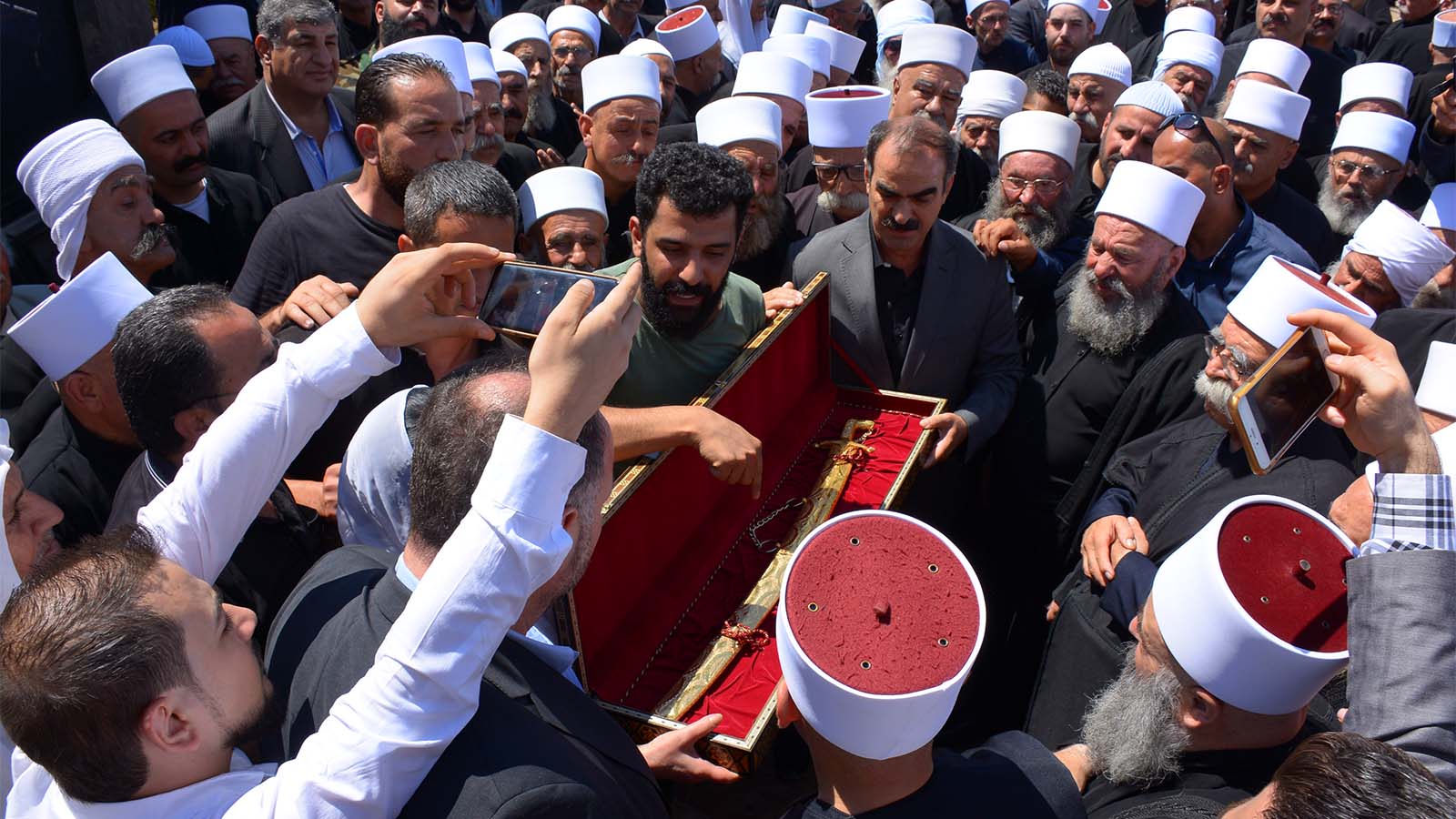 אנשי דת דרוזים מישראל בכנס בסוריה ליד חרב הבריגדיר עסאם זהר אלדין, ספטמבר 2018 (קרדיט: ועדת הקשר)