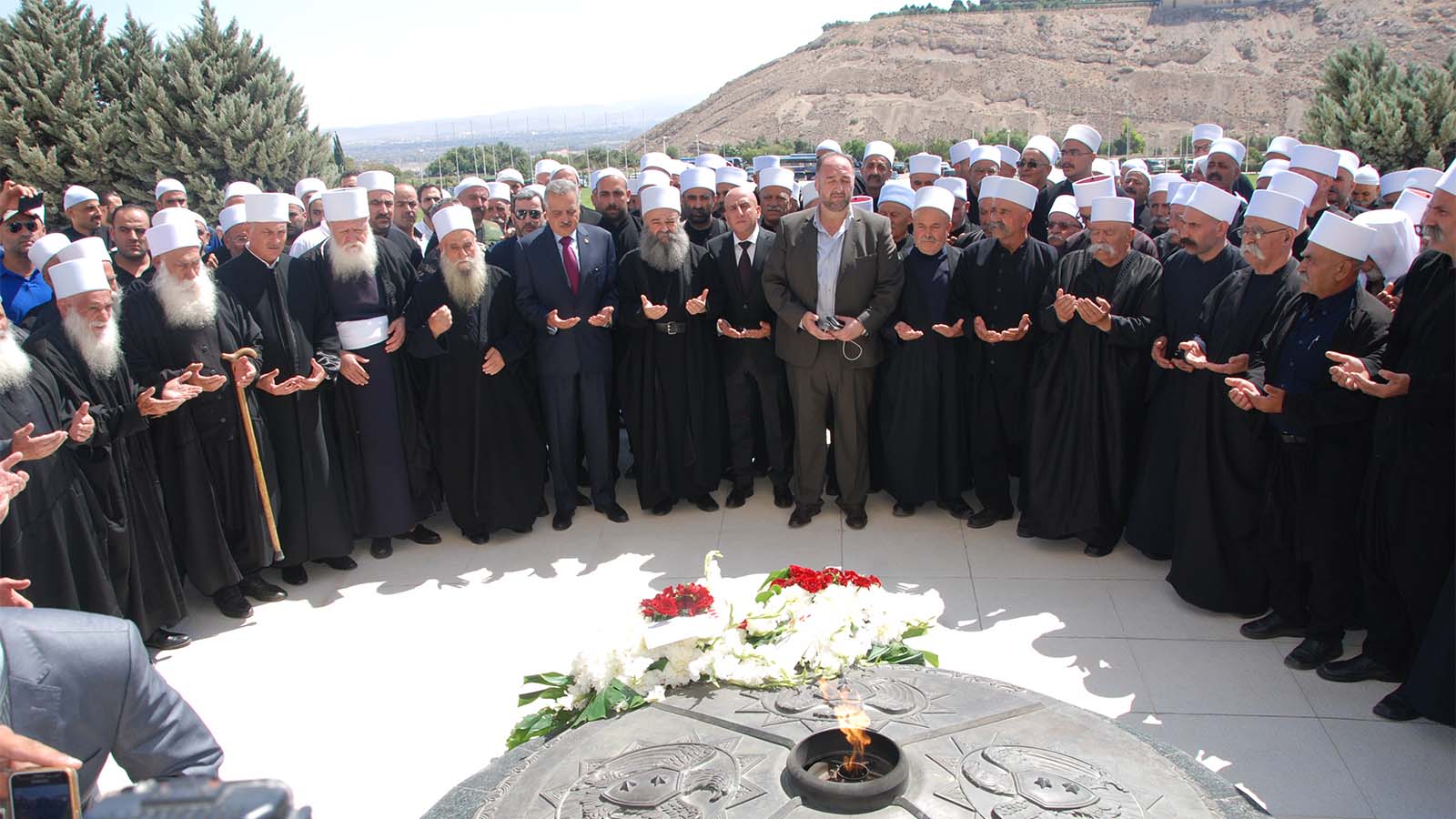 אנשי דת דרוזים מישראל בכנס בסוריה באנדרטת החייל האלמוני דמשק, ספטמבר 2018 (קרדיט: ועדת הקשר)