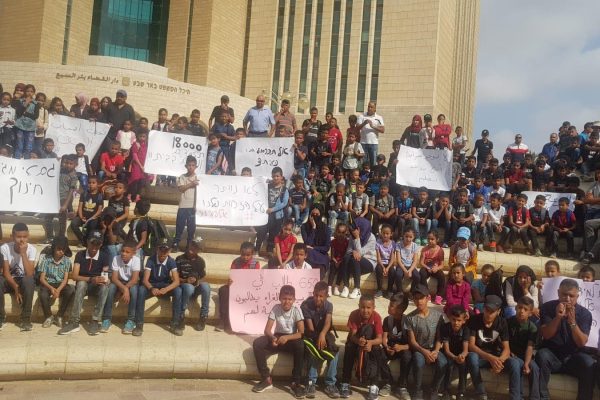 למעלה מ-1,000 מפגינים ברחבת קריית הממשלה בבאר שבע במחאה על אי פתיחת שנת הלימודים בעבור 17 אלף התלמידים המתגוררים בכפרים הסמוכים למועצה אזורית אל קסום. 5 בספטמבר 2019. (ללא קרדיט)