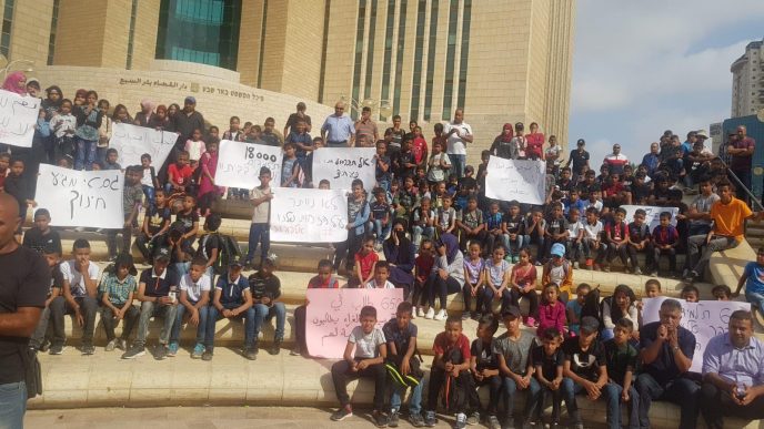 למעלה מ-1,000 מפגינים ברחבת קריית הממשלה בבאר שבע במחאה על אי פתיחת שנת הלימודים בעבור 17 אלף התלמידים המתגוררים בכפרים הסמוכים למועצה אזורית אל קסום. 5 בספטמבר 2019. (ללא קרדיט)