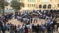 למעלה מ-1,000 מפגינים ברחבת קריית הממשלה בבאר שבע במחאה על אי פתיחת שנת הלימודים בעבור 18 אלף התלמידים המתגוררים בכפרים הסמוכים למועצה אזורית אל קסום. 5 בספטמבר 2019. (ללא קרדיט)