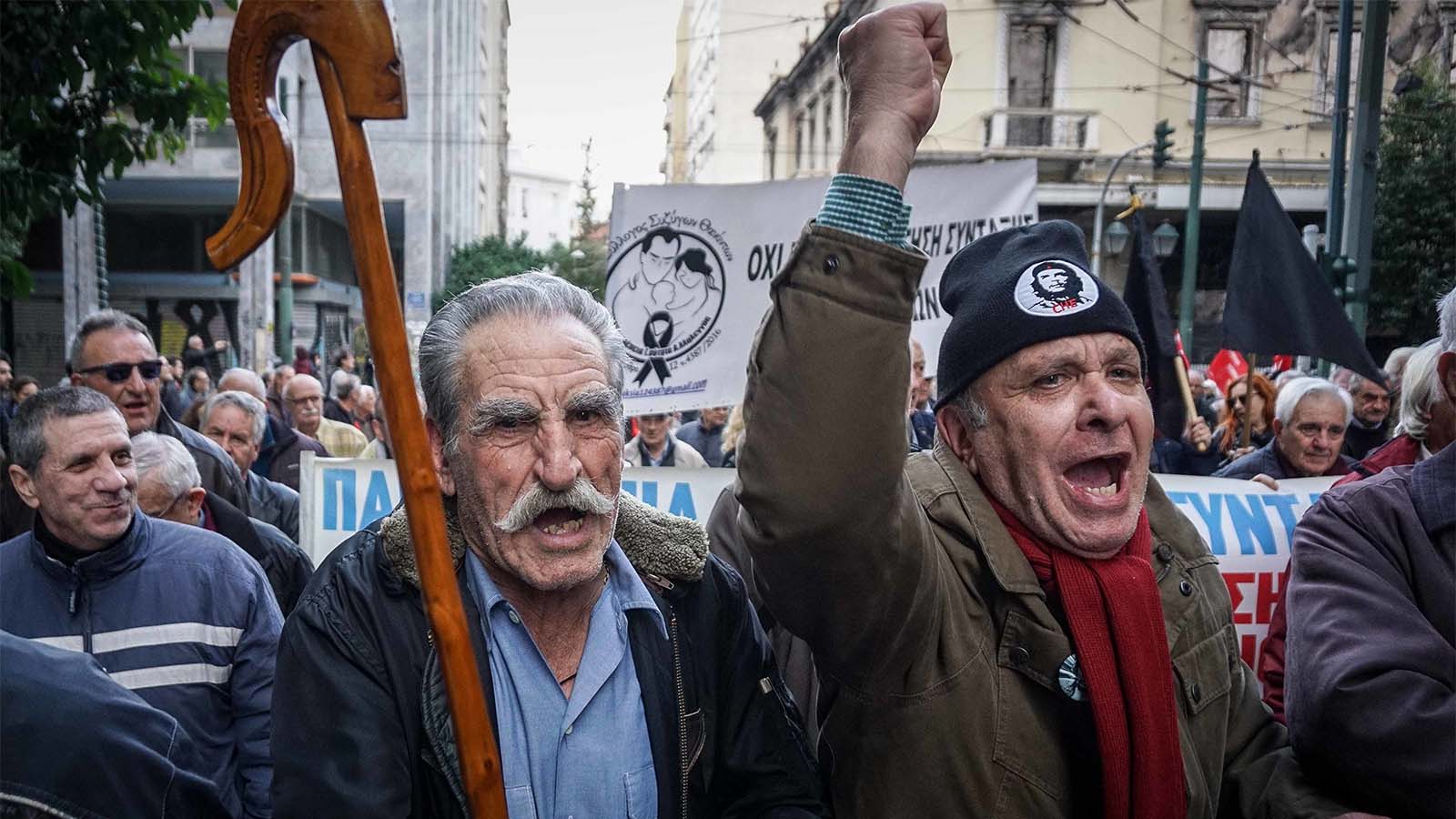 פנסיונרים יוונים מוחים נגד צעדי קיצוץ בעקבות תכנית הצנע של ממשלת יוון. דצמבר 2018 (Photo by loannis Alexopoulos/SOPA Images/LightRocket via Getty Images)
