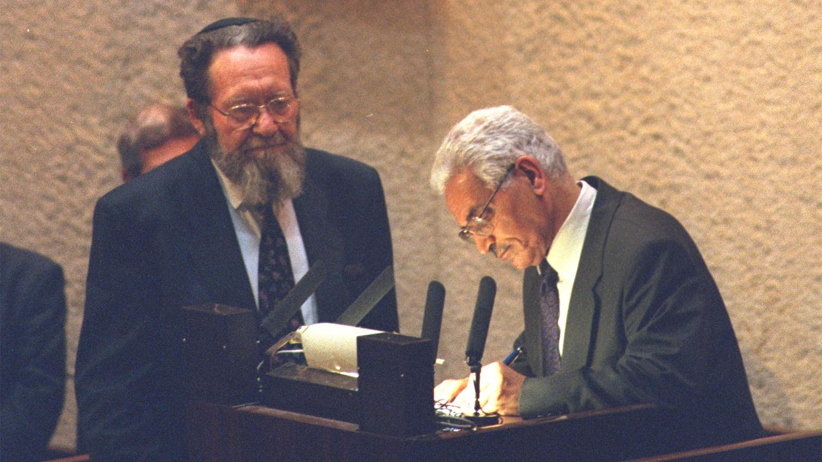 שר התחבורה ישראל קיסר נשבע אמונים בכנסת. 23 בנובמבר 1995 (צילום: אבי אוחיון/לע&quot;מ)