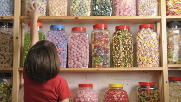 ילדה בחנות ממתקים. אילוסטרציה (צילום: Shutterstock)