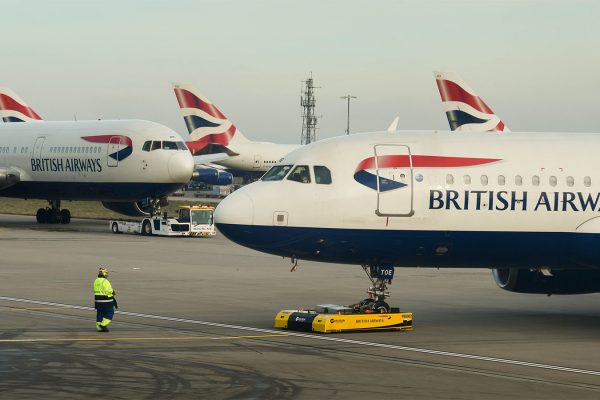 מטוסי חברת ״בריטיש איירוויס״ במסלול ההמראה (צילום אילוסטרציה: Ceri Breeze / Shutterstock.com)