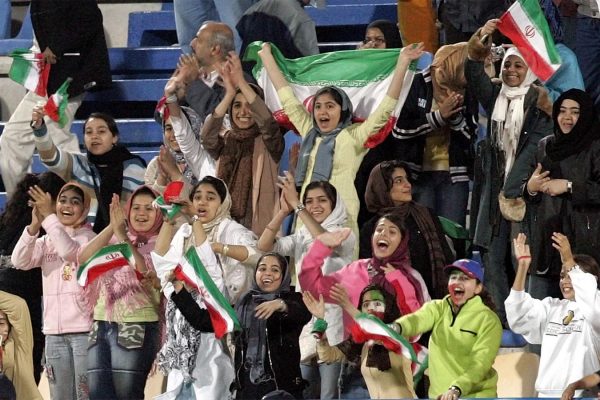 אוהדות כדורגל איראניות. למצולמות אין קשר לכתבה (צילום: AP Photo/ Lee Jin-man)