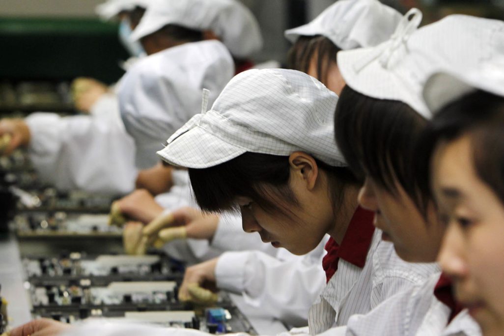 עובדות במפעל אפל בסין. רדיפה, ניצול ודיכוי דתי ותרבותי (צילום ארכיון: AP Photo/Kin Cheung, File)