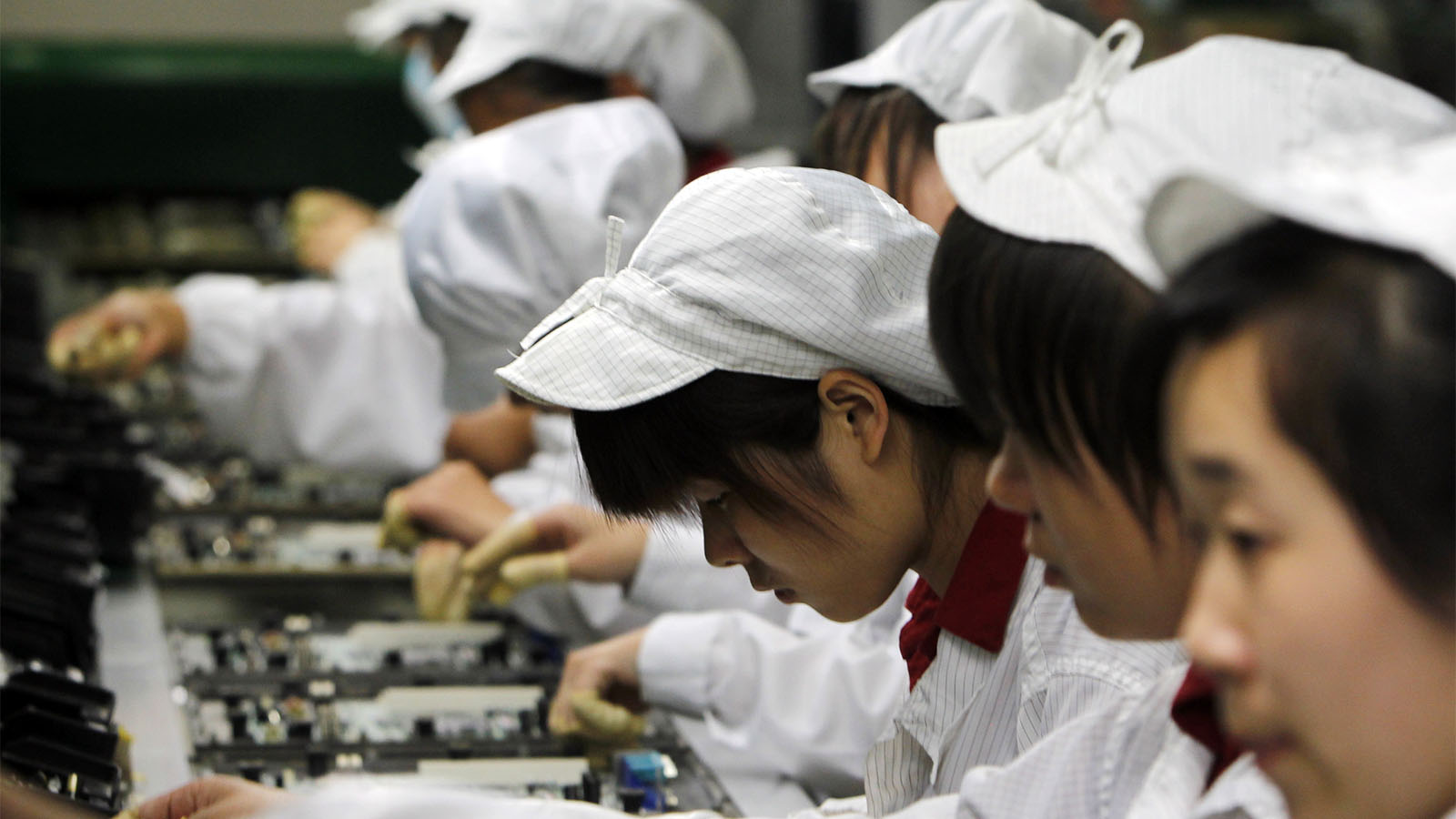 עובדות במפעל אפל בסין. ארכיון (AP Photo/Kin Cheung, File)