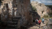 מטיילים במבצר המונפורט. ארכיון למצולמים אין קשר לכתבה (צילום: הדס פרוש/פלאש90)