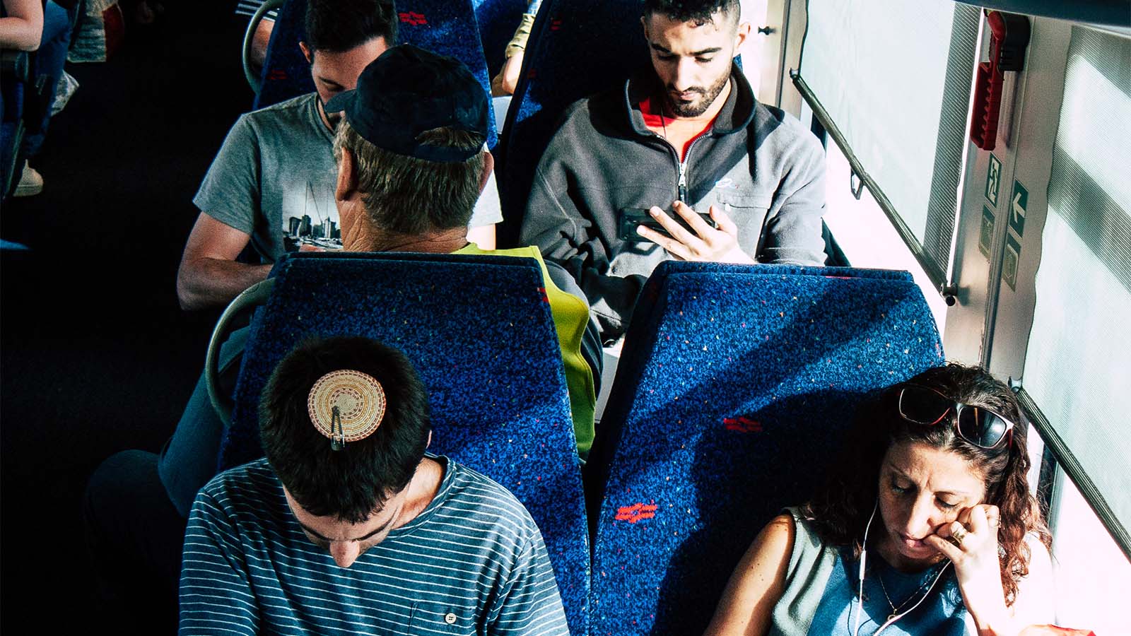 נוסעים ברכבת ישראל בטלפונים. ארכיון, למצולמים אין קשר לכתבה (צילום: Jose HERNANDEZ Camera 51 / Shutterstock.com)