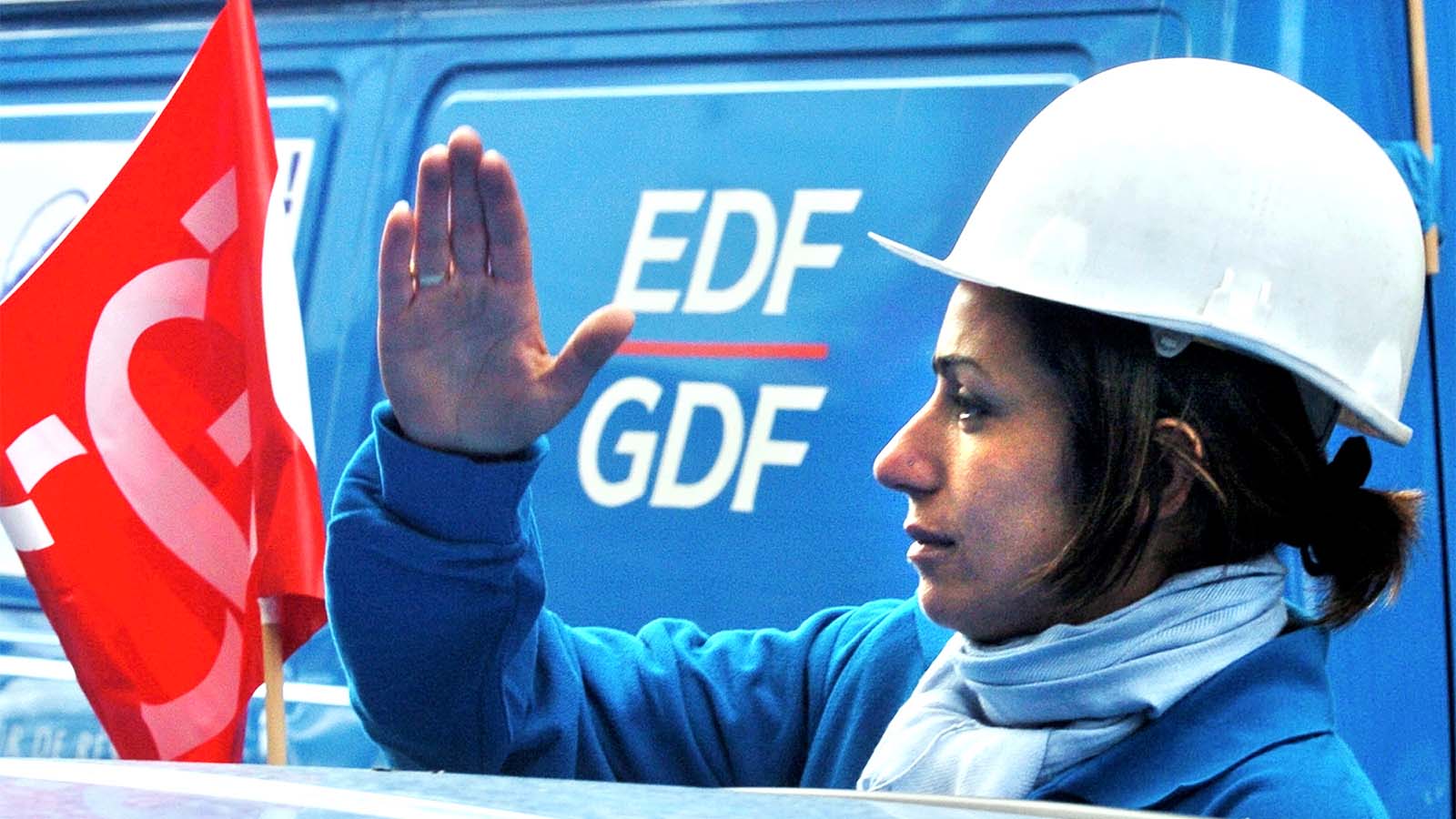עובדת בחברת EDF בהפגנה נגד ניסיון המדינה להפריט את החברה. השימוש בתירוץ של משבר האקלים אינו תופס היות והמאבק נגד ההפרטה מתקיים כבר יותר מעשור. ארכיון, יוני 2005 (AP Photo/Francois Mori)