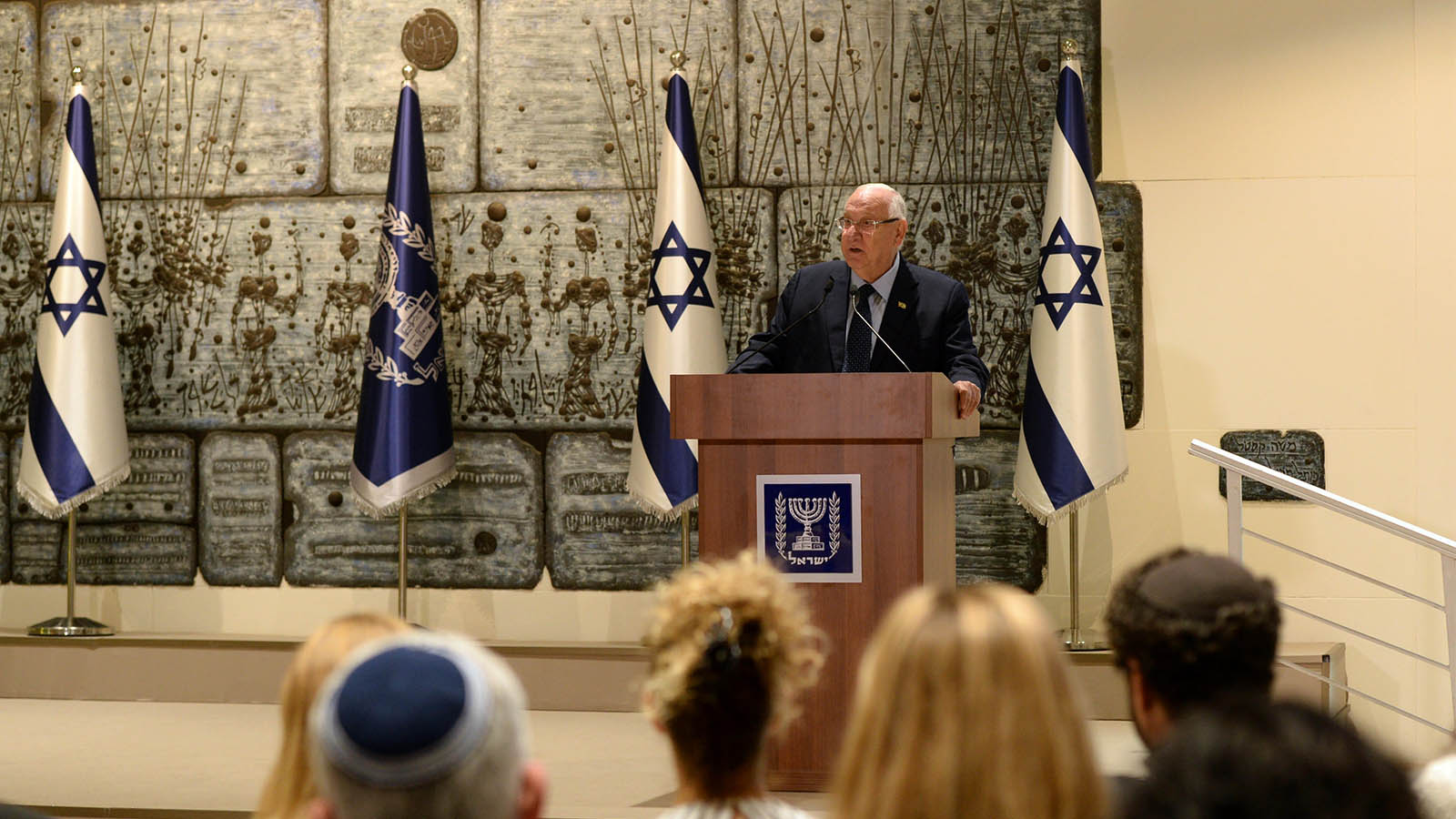 הנשיא המדינה ראובן ריבלין בחתימה על אמנת העם היהודי. 10 בספטמבר 2019. (צילום: חיים צח / לע&quot;מ)
