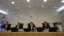 נציגי ציבור ושופטים מקצועיים בהרכב בית הדין הארצי לעבודה, 8 ביולי 2012. מימין לשמאל: שלום חבשוש - נציג ציבור עובדים, השופטת ורדה וירט-ליבנה, נשיאת ביה"ד הארצי לעבודה נילי ארד, השופט יגאל פליטמן, נציג ציבור מעסיקים - יורם בליזובסקי. הדיון עסק בסכסוך העבודה ברכבת ישראל, 8 ביולי 2012 (צילום: יונתן זינדל, פלאש 90)