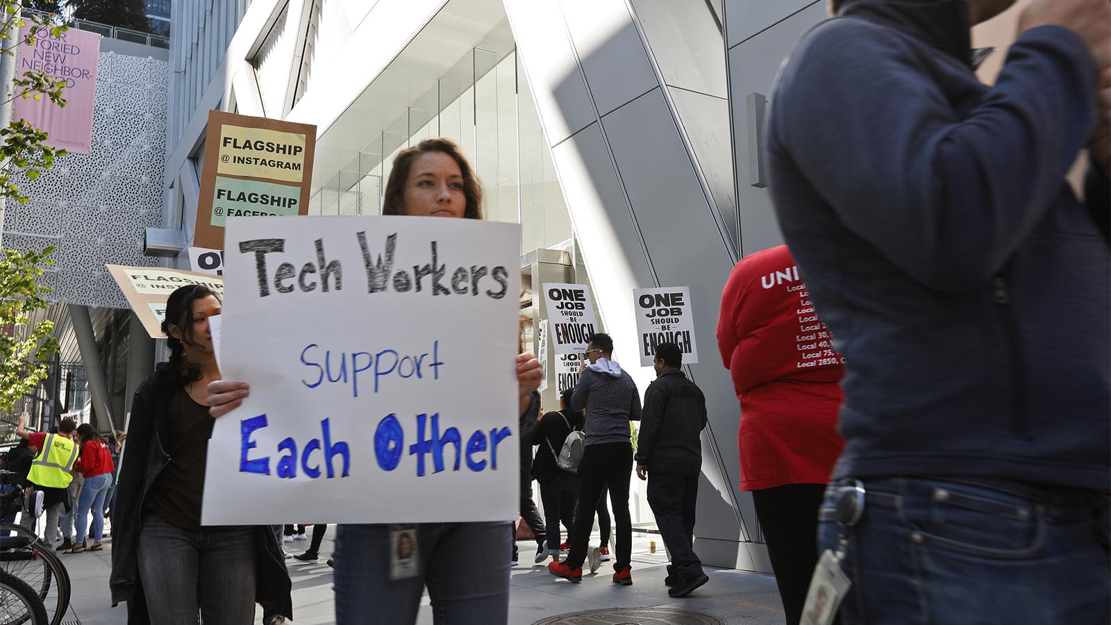 עובדי חברות טכנולוגיה בצעדת תמיכה בעובדי הקפיטריה של חברת פייסבוק, שדרשו שיפור בהסכם העבודה שלהם עם חברת 'פלאגשיפ' המפעילה את הקפיטריה, 16 ביולי 2019 (AP Photo/Samantha Maldonado)