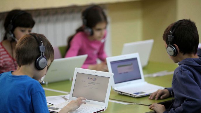 Israeli second graders using computers in a class room during a lesson at the Janusz Korczak school  in Jerusalem. 2011. Photo by Kobi Gideon / Flash90.