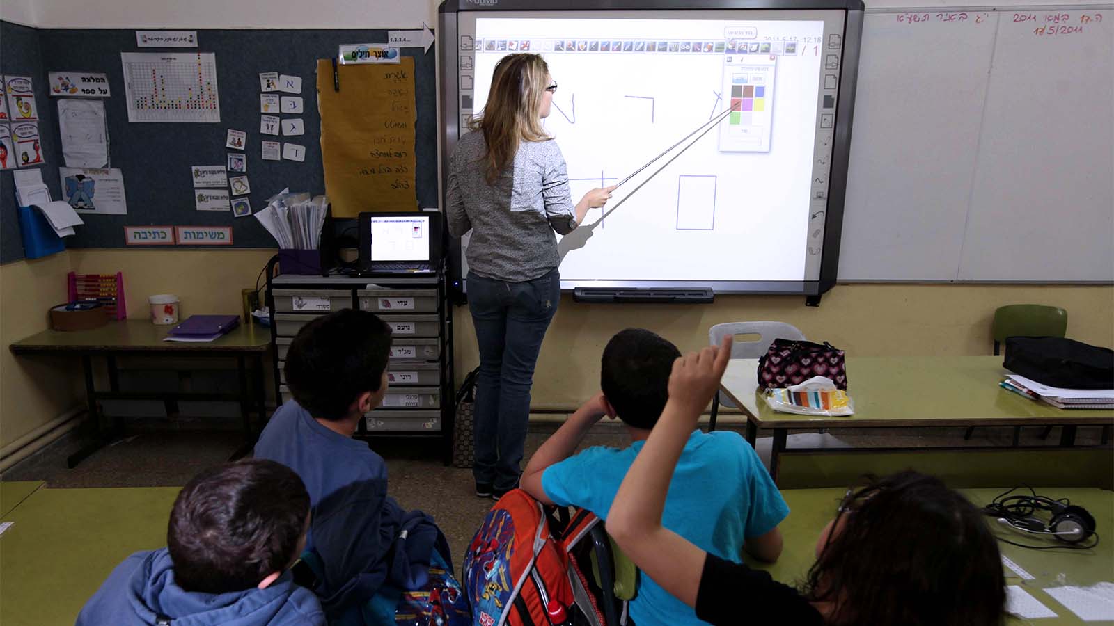 An Israeli teacher using a touch-screen smart-board in a class room during a lesson at the Janusz Korczak school in Jerusalem. May 17, 2011.(Photo by Kobi Gideon / Flash90)