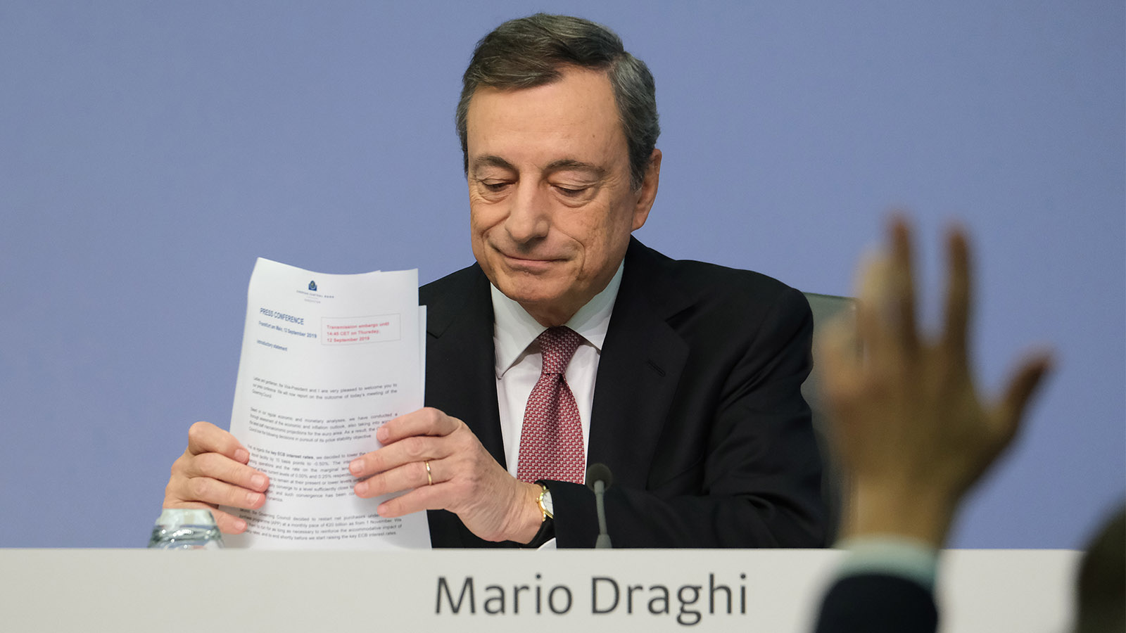 מריו דראגי בתפקיד נגיד הבנק המרכזי של אירופה. סיים משבר כלכלי לאחר שרכש את אמון המשקיעים  (Photo by Sean Gallup/Getty Images)