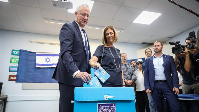 יו&quot;ר מפלגת כחול לבן בני גנץ מצביע בבחירות הכנסת ה-22 (צילום: נעם ריבקין פנטון/פלאש90)