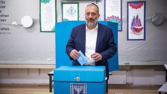 .יו&quot;ר ש&quot;ס אריה דרעי מצביע בבחירות הכנסת ה-22 (צילום: יונתן זידל/פלאש90)