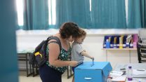 מצביעה בקלפי בצפת בבחירות לכנסת ה-22. (צילום: דוד כהן/פלאש90)