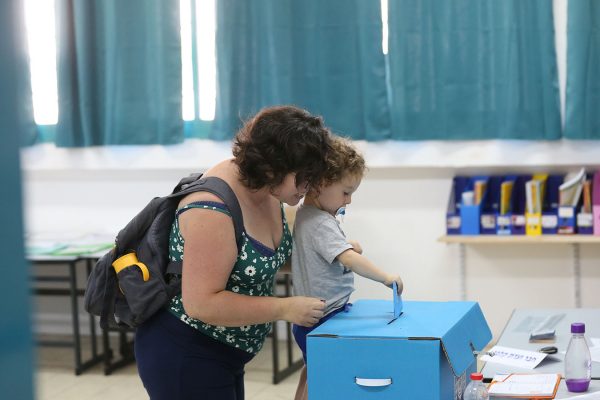 מצביעה בקלפי בצפת בבחירות לכנסת ה-22. (צילום: דוד כהן/פלאש90)