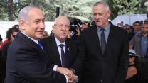 נשיא המדינה רובי ריבלין וראש הממשלה בנימין נתניהו ובני גנץ בטקס האזכרה לנשיא התשיעי שמעון פרס ז"ל בהר הרצל. 19 בספטמבר 2019. (יונתן זינדל/פלאש90)