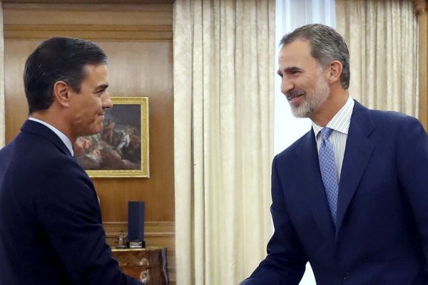 ראש ממשלת ספרד, פדרו סנצ'ז (שמאל) לוחץ את ידו של מלך ספרד פליפה השישי בארמון מחוץ למדריד. 17 בספטמבר 2019. (Ballesteros/Pool photo via AP)