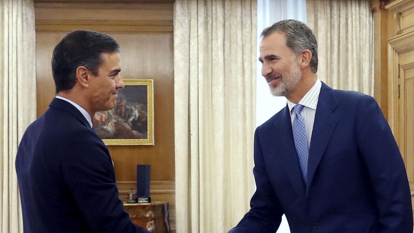 מלך ספרד פליפה השישי וראש ממשלת ספרד, פדרו סנצ'ז (שמאל). ״בספרד פעל שולחן עגול לאורך כל המשבר״ (Ballesteros/Pool photo via AP)