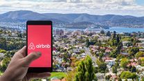 אפליקציית Airbnb ברקע הובארט בירת טזמניה (צילום: Shutterstock)