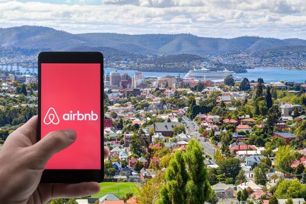 אפליקציית Airbnb ברקע הובארט בירת טזמניה (צילום: Shutterstock)