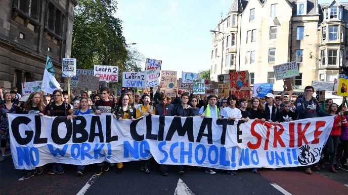 בני נוער בהפגנה באדינבורו, סקוטלנד כחלק שביתת האקלים העולמית. 20 בספטמבר 2019 (Photo by Jeff J Mitchell/Getty Images)