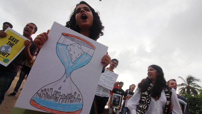 בנות נוער מפגינות במומבאי, הודו כחלק שביתת האקלים העולמית. 20 בספטמבר 2019 (Photo by Himanshu Bhatt/NurPhoto via Getty Images)