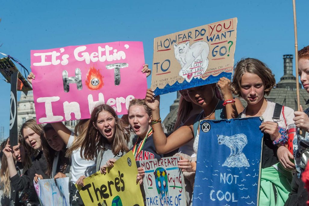 בנות נוער מפגינות בלונדון, אנגליה כחלק שביתת האקלים העולמית. 20 בספטמבר 2019. &quot;כשאזרחים נוטלים תפקיד פעיל בפתרון אתגרים משותפים הם מגיעים לתוצאות&quot; (Photo by Guy Smallman / Getty Images)