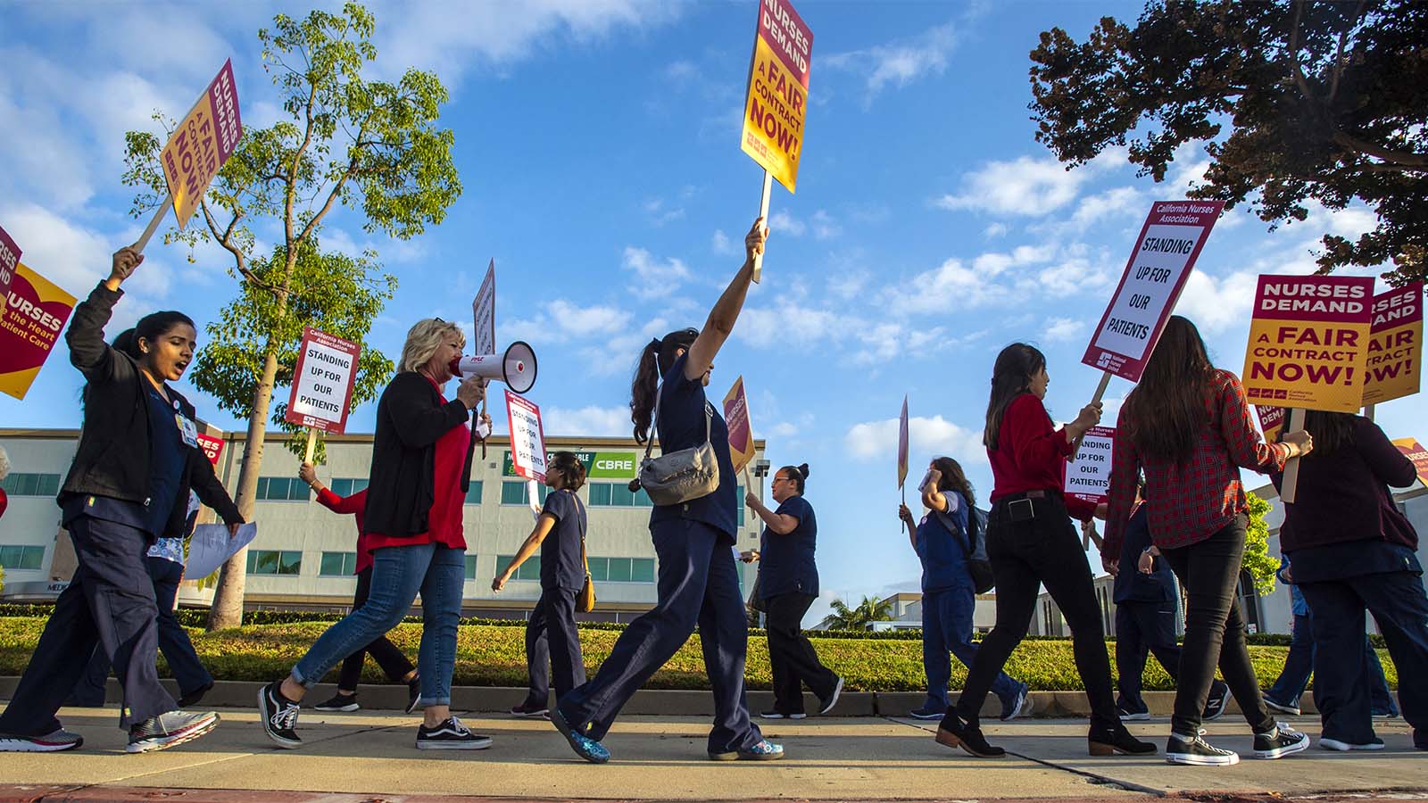 אחיות מפגינות מול מרכז רפואי בקליפורניה במהלך שביתת אחיות. 20 בספטמבר 2019 (Photo by Mark Rightmire/MediaNews Group/Orange County Register via Getty Images)
