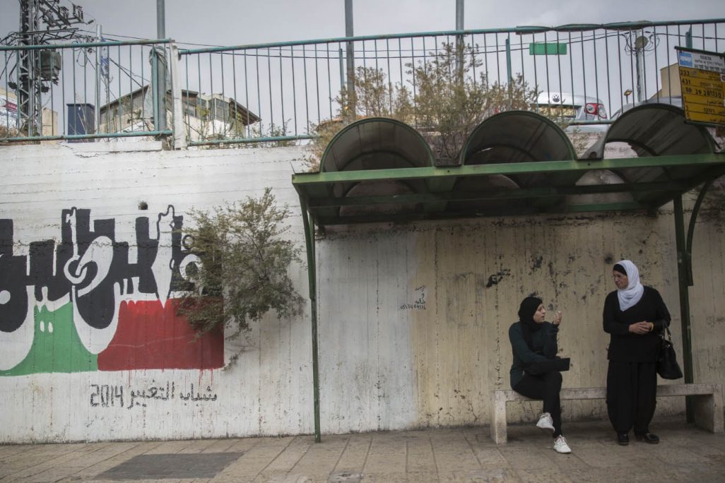نساء عربيات ينتظرن في محطة للحافلات في الناصرة. الأرشيف (الصورة: هداس بيروش / فلاش 90)