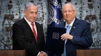 נשיא המדינה ריבלין מעניק ליו"ר הליכוד נתניהו את המנדט להרכבת הממשלה (צילום: יונתן זינדל/פלאש90)