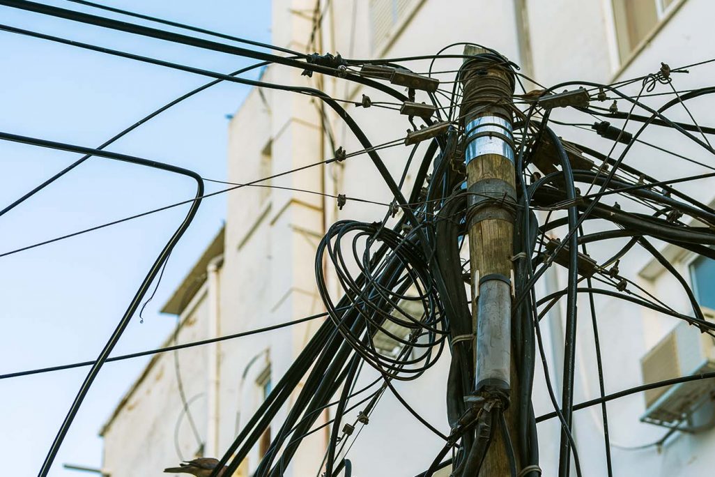 רשת סלולרית בכניסה לבניין (צילום: Shutterstock)