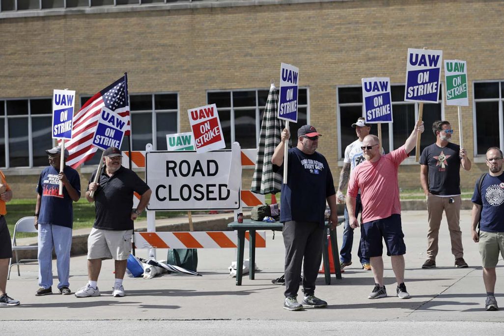 עובדי גנרלס מוטורס חוסמים את הכניסה למטה החברה באוהיו במהלך השבוע השני של שביתת העובדים. 23 בספטמבר 2019 (AP Photo/Tony Dejak)