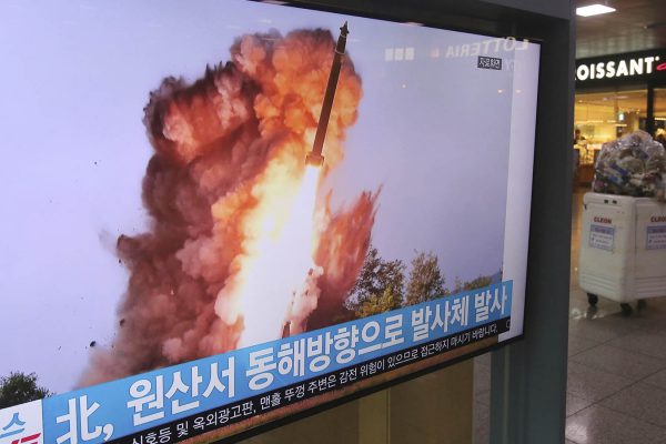 טלוויזיה בקוריאה הדרומית משדרת ניסוי שיגור טיל חדש של קוריאה הצפונית 2 באוקטובר 2019 (AP Photo/Ahn Young-joon)