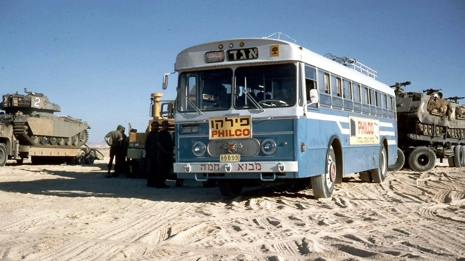 חיימק'ה והאוטובוס ברמת הגולן בזמן המלחמה (קרדיט: חיימקה אבני)